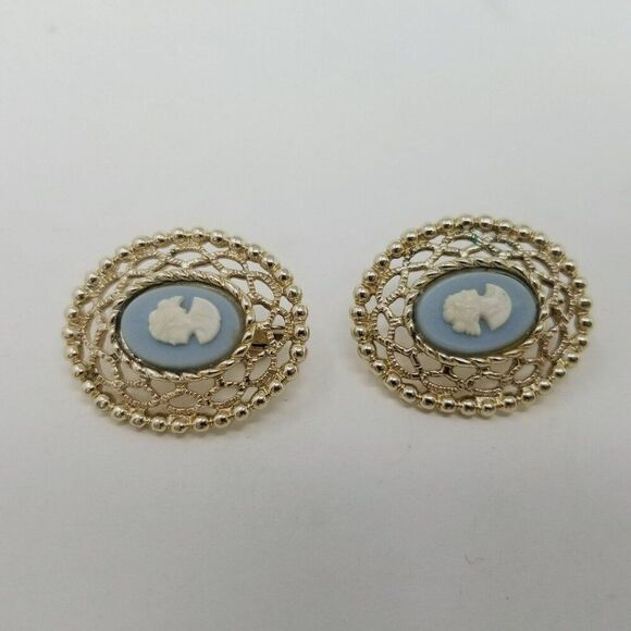 Vintage Sarah Coventry Blue White Oval Cameo Clip On Earrings, Gold Tone Setting - Picture 6 of 7